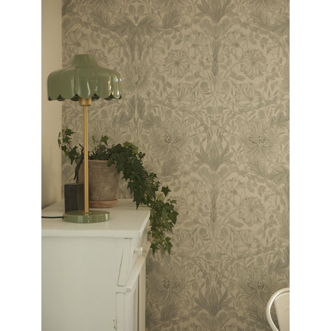 Retro lampa stołowa Wells zielona na komodzie